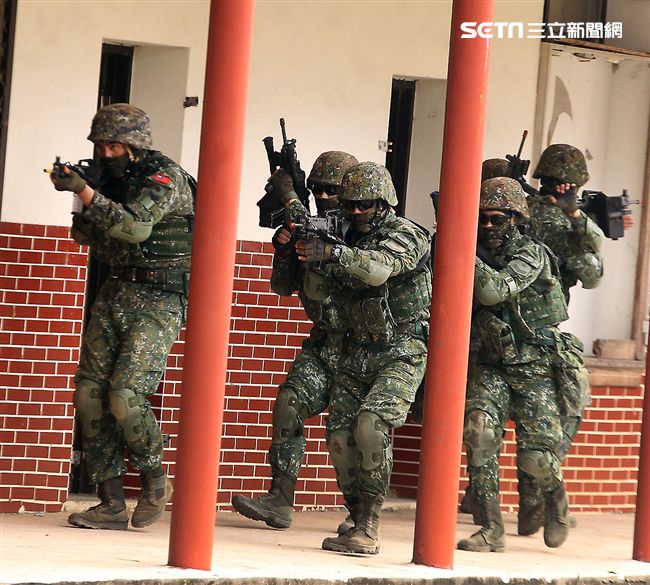 陸軍特戰四營實施濱海城鎮規復作戰、反特攻、空中突擊及水域特種作戰等多元訓練。（記者邱榮吉/彰化拍攝）