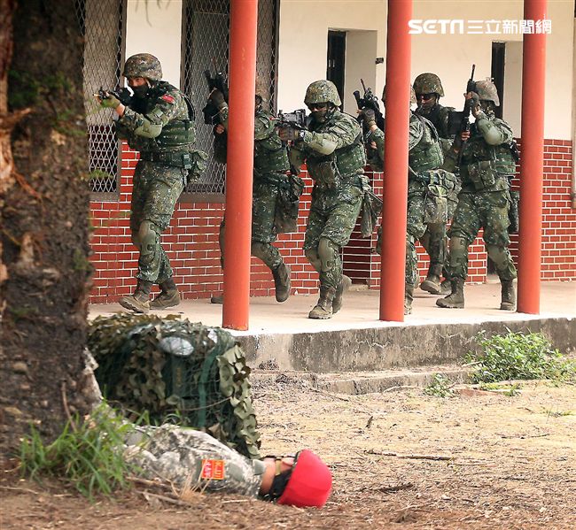 陸軍特戰四營實施濱海城鎮規復作戰、反特攻、空中突擊及水域特種作戰等多元訓練。（記者邱榮吉/彰化拍攝）