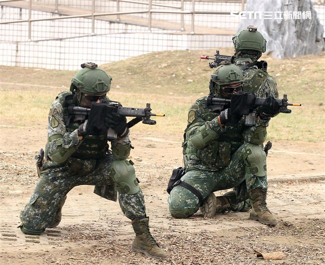 陸軍特戰四營實施濱海城鎮規復作戰、反特攻、空中突擊及水域特種作戰等多元訓練。（記者邱榮吉/彰化拍攝）