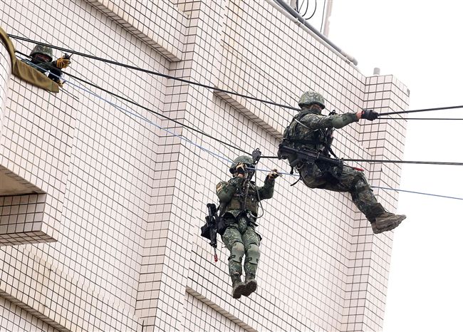陸軍特戰兵實施大跨距滑降。（記者邱榮吉/彰化拍攝）