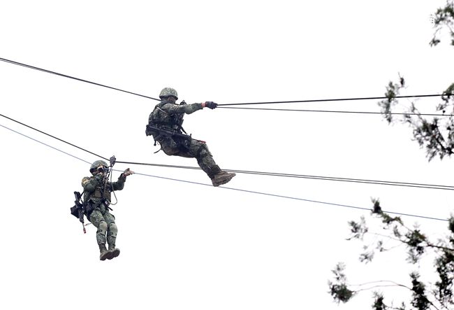 陸軍特戰兵實施大跨距滑降。（記者邱榮吉/彰化拍攝）