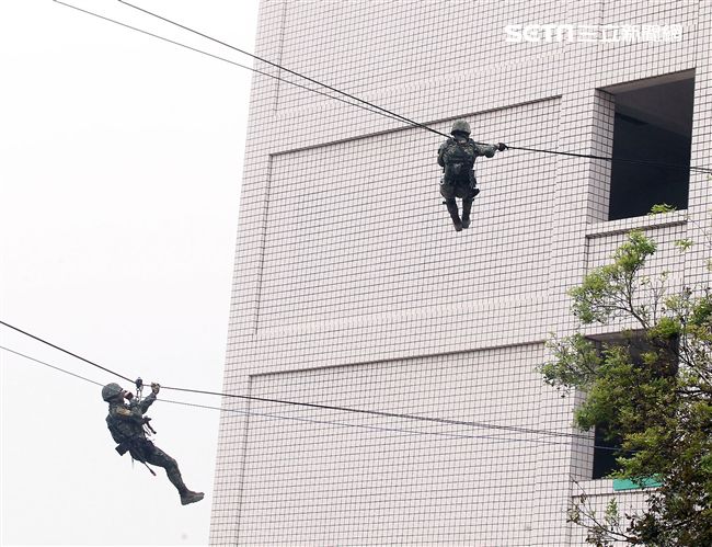 陸軍特戰兵實施大跨距滑降。（記者邱榮吉/彰化拍攝）
