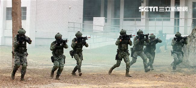陸軍特戰四營實施濱海城鎮規復作戰、反特攻、空中突擊及水域特種作戰等多元訓練。（記者邱榮吉/彰化拍攝）