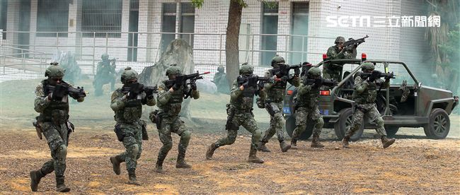 陸軍特戰四營實施濱海城鎮規復作戰、反特攻、空中突擊及水域特種作戰等多元訓練。（記者邱榮吉/彰化拍攝）