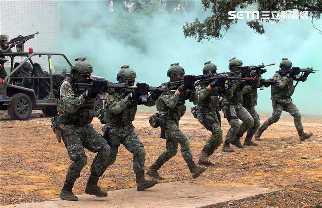陸軍特戰四營實施濱海城鎮規復作戰、反特攻、空中突擊及水域特種作戰等多元訓練。（記者邱榮吉/彰化拍攝）