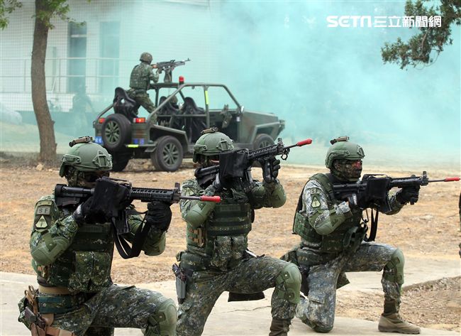 陸軍特戰四營實施濱海城鎮規復作戰、反特攻、空中突擊及水域特種作戰等多元訓練。（記者邱榮吉/彰化拍攝）