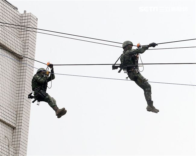 陸軍特戰兵實施大跨距滑降。（記者邱榮吉/彰化拍攝）