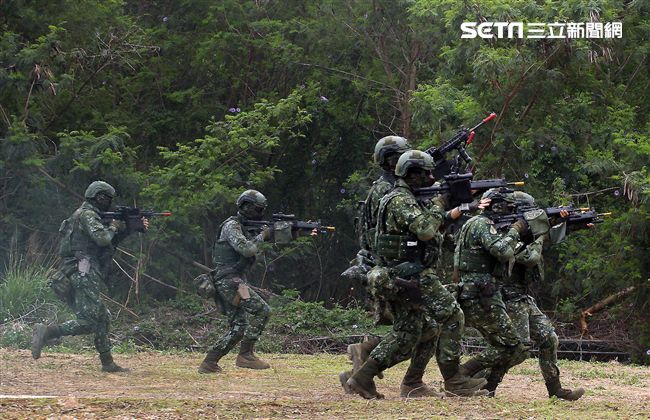 陸軍特戰四營實施濱海城鎮規復作戰、反特攻、空中突擊及水域特種作戰等多元訓練。（記者邱榮吉/彰化拍攝）