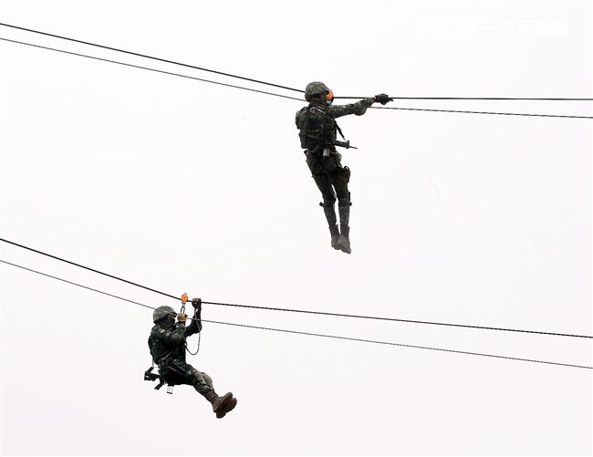 陸軍特戰兵實施大跨距滑降。（記者邱榮吉/彰化拍攝）