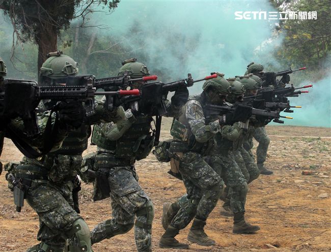 陸軍特戰四營實施濱海城鎮規復作戰、反特攻、空中突擊及水域特種作戰等多元訓練。（記者邱榮吉/彰化拍攝）