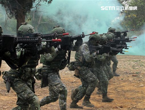 陸軍特戰四營實施濱海城鎮規復作戰、反特攻、空中突擊及水域特種作戰等多元訓練。（記者邱榮吉/彰化拍攝）