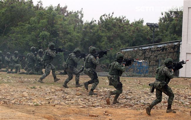 陸軍特戰四營實施濱海城鎮規復作戰、反特攻、空中突擊及水域特種作戰等多元訓練。（記者邱榮吉/彰化拍攝）