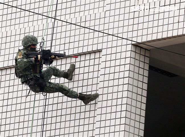 陸軍特戰兵實施大跨距滑降。（記者邱榮吉/彰化拍攝）