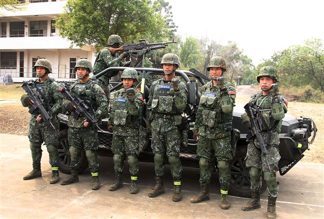 陸軍特戰四營實施濱海城鎮規復作戰、反特攻、空中突擊及水域特種作戰等多元訓練。（記者邱榮吉/彰化拍攝）