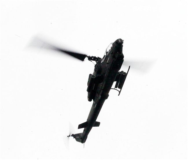 陸航空騎旅AH-1W眼鏡蛇攻擊直升機實施地面火力掃蕩。（記者邱榮吉/彰化拍攝）