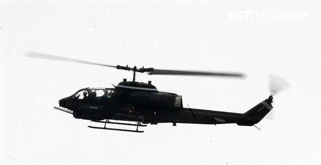 陸航空騎旅AH-1W眼鏡蛇攻擊直升機實施地面火力掃蕩。（記者邱榮吉/彰化拍攝）