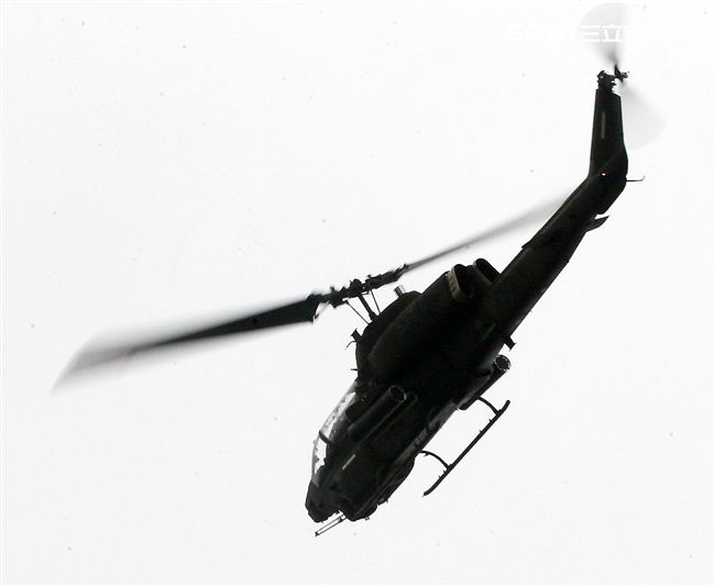 陸航空騎旅AH-1W眼鏡蛇攻擊直升機實施地面火力掃蕩。（記者邱榮吉/彰化拍攝）