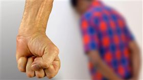 家暴,毆打（示意圖／翻攝自Pixabay）
https://pixabay.com/photos/stop-fear-violence-against-refugees-1290997/