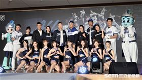 富邦悍將領隊蔡承儒親自向球迷簡報。（圖／記者王怡翔攝影）