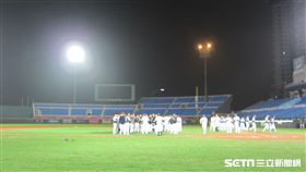 ▲青埔球場右外野燈柱熄滅狀態，Lamigo打完藍白戰。（圖／記者蕭保祥攝影）