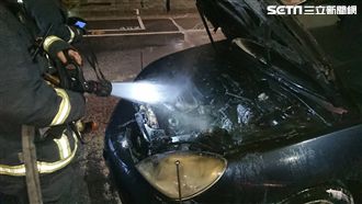 巡邏車白煙狂噴竄火　驚險畫面曝光