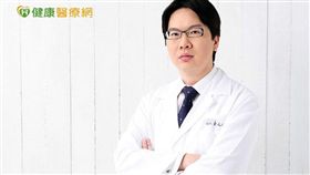 李兆翔院長指出，微創傷口可能位置會在髮髻線旁，或是在臉頰上，呈現小小的針孔，針對下垂地方，向上拉提。