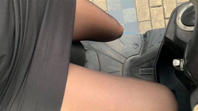 窄裙一直「往上跑」　妹子騎車引暴動