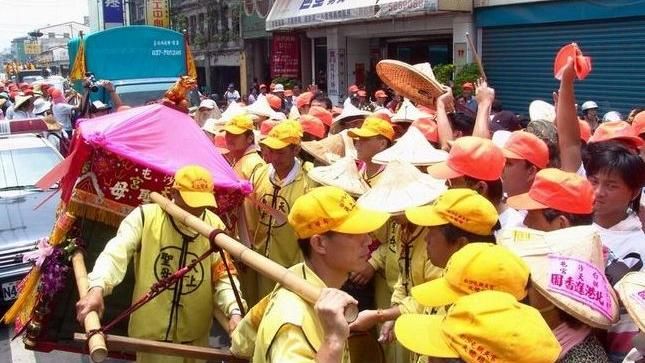 白沙屯媽祖突遇靈車　信眾築人牆擋喪