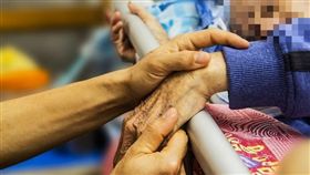 老人牽手,醫院,病危,照顧（示意圖／翻攝自PIXABAY）