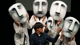 偶戲結合電影式光影　黑色微光照亮孩子受創內心　中央社