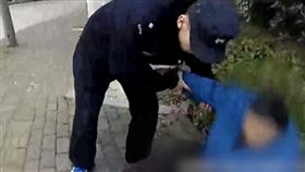 江蘇,養老院,柵欄,爬牆,老人（圖／翻攝自看看新聞）