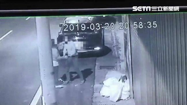 懷疑男友負心劈腿！悍女持刀一路砍殺