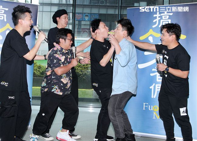 搞笑者們喜劇「老大的金蛋」演員納豆、風田、張立東、無尊、陳大天出席記者會。（記者邱榮吉/攝影）