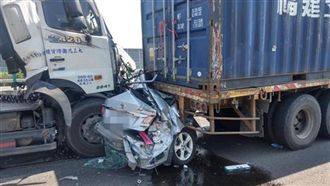 國道一號嚴重車禍　轎車遭夾成廢鐵