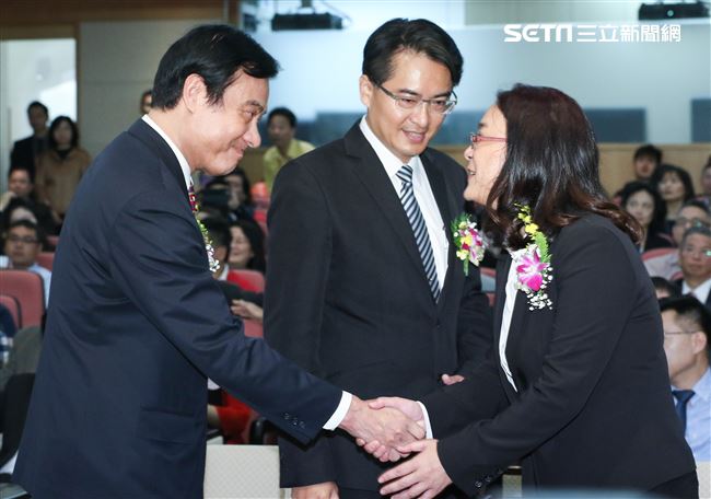 立委補選宣誓就職典禮，立法院長蘇嘉全與陳玉珍委員握手