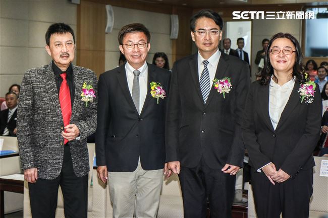 立委補選宣誓就職典禮，立法委員余天、郭國文、柯呈枋及陳玉珍合影