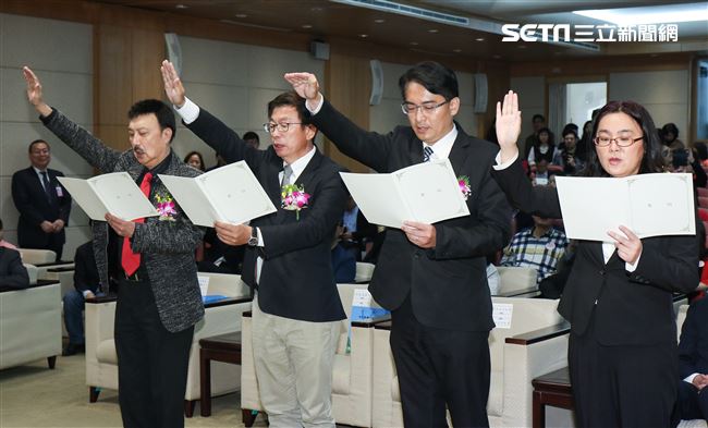 立委補選宣誓就職典禮，立法委員余天、郭國文、柯呈枋及陳玉珍宣誓就職。（記者林士傑/攝影）