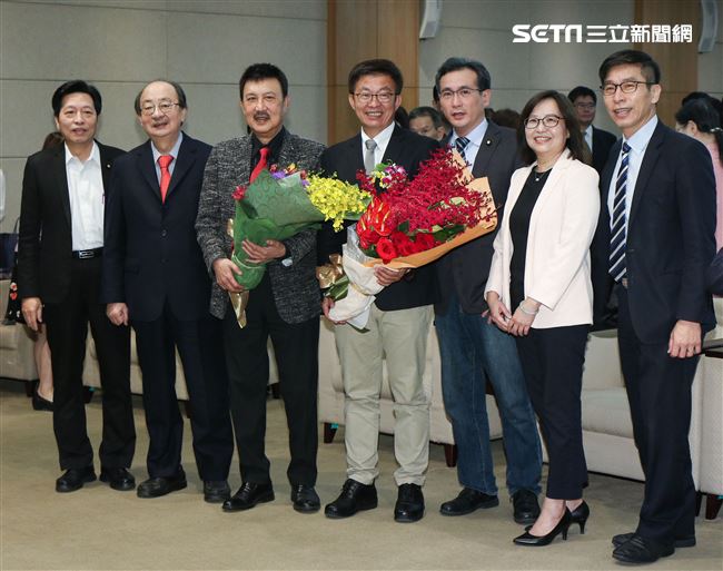 立委補選宣誓就職典禮，民進黨團柯建銘、余天、郭國文等合影。（記者林士傑/攝影）