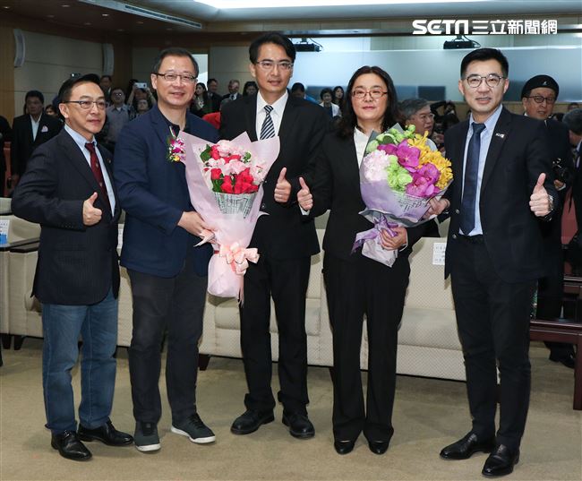 立委補選宣誓就職典禮，國民黨團吳志揚、柯呈枋、陳玉珍等合影。（記者林士傑/攝影）