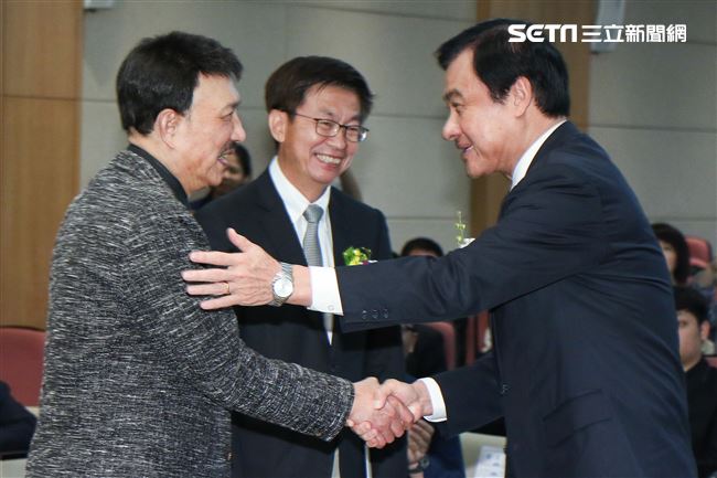 立委補選宣誓就職典禮，立法院長蘇嘉全與余天握手。（記者林士傑/攝影）