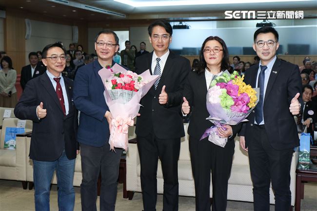 立委補選宣誓就職典禮，國民黨團吳志揚、柯呈枋、陳玉珍等合影。（記者林士傑/攝影）