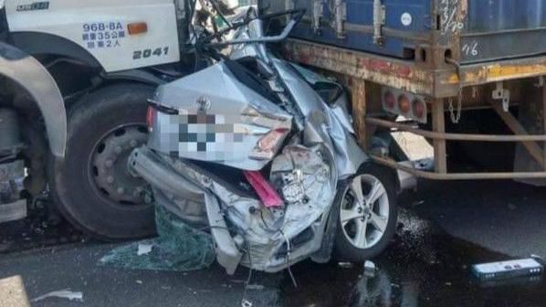 4大車夾殺　轎車全扁慘成夾心餅　