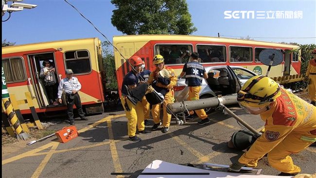 悚！阿里山小火車撞轎車　1人受困