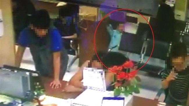監視器曝光！男子「當狗」飛踢2歲童