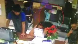 監視器曝光！男子「當狗」飛踢2歲童