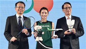 ▲戴資穎（中）贈送禮物給長榮航空總經理孫嘉明（左）與發言人柯金成。（圖／記者劉忠杰攝影）