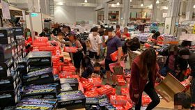 好市多推出「SKECHERS休閒鞋」，消費者瘋狂搶購。（圖／翻攝自Costco好市多 商品經驗老實說）