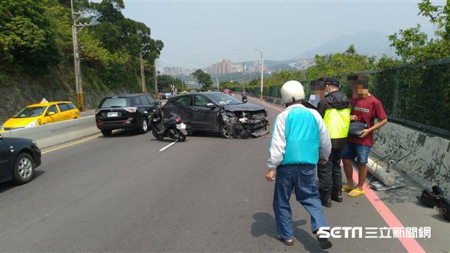 婦駕車自撞電桿　電線墜纏害騎士慘摔