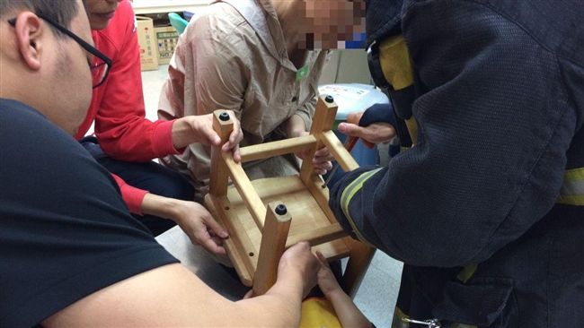 男童頭卡木椅哇哇大哭　消防馳援解圍