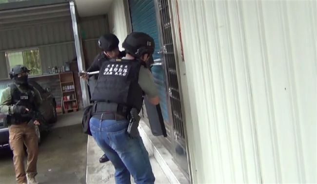 烏龍持槍當街擄錯人　牽出一大票黑槍